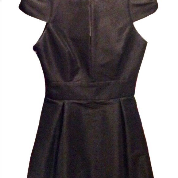 BLACK BACKLESS WONDER DRESS! - Picture 6 of 8
